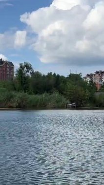 Nehir üzerinde köprüsü olan kasabanın yakınındaki nehir kavşağı manzarası. Yüksek kalite 4k görüntü