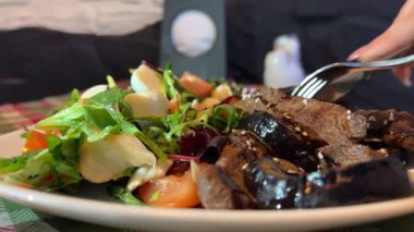 Beyaz tabakta kızarmış et, balzamik sirke, yeşil fasulye ve roka. Tabak. Sığır eti. Pişirilmiş. Biftek. Kızarmış. Lezzetli. Bulaşık. Kızartma. - Öğle yemeği. Kızarmış. Salata. Gurme. Patlıcan Salatası