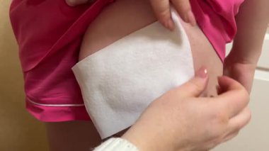 Siyatik sinirlerde ısınma bandı. Isıtma bandı. Siyatik sinir ağrısı. kalça eklemi