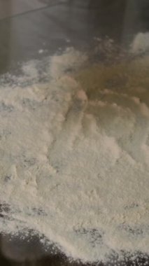 Lezzetli panettone, ünlü İtalyan noel pastası. Mutfak. Genellikle Noel ve yeni yıl için hazırlanmış ve tadını çıkarılmış bir çeşit tatlı ekmek. 56 video