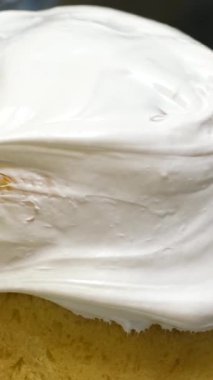Kulich Kreması 'nı ara. Paskalya pastaları için paskalya pastası. Paskalya için beyaz jelatin üzerine serpiştirilmiş yumurta beyazı. Adım adım pişirme süreci Noel ekmeği, Paskalya ekmeği, video seti