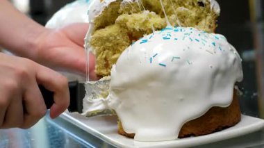 Kadın bayram için paskalya pastası kesti. Paskalya tatiline hazırlanma konsepti. Beyaz kadın elleri paskalya pastasını kesiyor. - Evet. Paskalya pastasını kes.