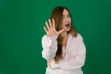 Hayır diyen bir kadın. Kavgadan sonra iyilik ya da affedilmek için yalvarmayı reddeden, modern oturma odasındaki koltukta oturan. Arkadaşlık İlişkileri Sorunları