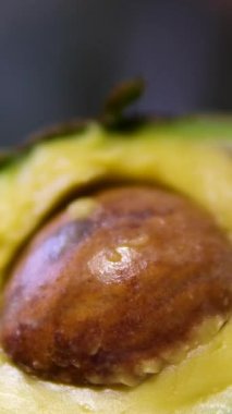 Yakın plan kesilmiş avokado, pişmiş guacamole, sağlıklı yiyecekler. Üst Manzara. Yüksek kalite 4k görüntü