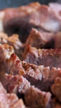 Şefin orta pişmiş ya da iyi pişmiş bifteği bıçak ve çatalla dilimlemesi ahşap kesme tahtası, et ve biftek kavramı. Yüksek kalite 4k görüntü