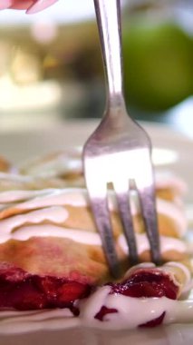 Kirazlı turta çatalı dürtmesi. Bol miktarda vişneli turtayı ekşi kremayla dilimle. Yüksek kalite 4k görüntü