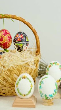 Yumurtalı Paskalya sepeti ve beyaz arka planda yeşil ekran telefon. Chroma anahtarı dikey akıllı telefon Hıristiyan bayramı arifesinde reklam için bir model oluşturur. Yüksek kalite 4k görüntü
