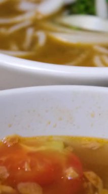 Karıştırılmış tavuk çorbası. Sıcak Yemek Geleneksel İtalyan Yemeği. Sebzeli Gourmet Dish. Haşlanmış haşlanmış tavuk çorbası. Sebze Çorbası. Vejetaryen Yemekleri 