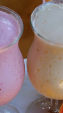 Tropikal Meyve Smoothie, taze mango, ananas ve hindistan cevizi karışımı, tropikal lezzet patlaması sunar. Yaz için mükemmel, bu içecekler sağlıklı ve lezzetli kalmak için bir yol sağlıyor. 