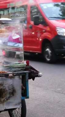 Sokakta mangal tezgahlarının üzerinde kızartılmış soslu şişler bulunan canlı sokak yemekleri onu sevilen bir Vietnam Ho Chi Minh Şehri yapıyor. 01.30.2025 