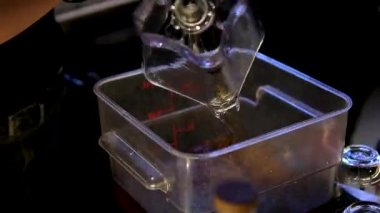 Barmen, elleri yakın plan, alkollü kokteyl hazırlıyor, ölçülmüş bardağa dökülüyor ve karıştırıcıya dökülüyor. Dikey format. Yüksek kalite 4k görüntü