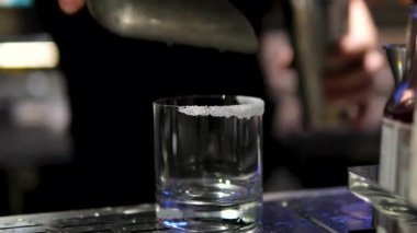 Margarita tuzlu bardağa dökülüyor. Yüksek kalite 4k görüntü