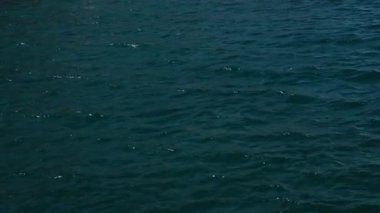 Doğa videosu İnanılmaz Mavi Okyanus Dalgası Yukarıdan Aşağıya Havadan Görüntü. Profesyonel görüntü 4K ProRes Doğa ve Seyahat Merkezi konsepti. Yüksek kalite 4k görüntü