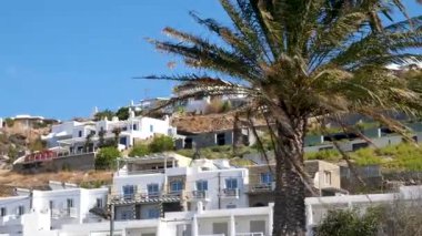 Yunanistan 'ın Mykonos voltaik güneş panelleri, sahile yakın yamaçtaki güzel, küp şeklinde beyaz villaların düz çatılarına kuruldu. Yüksek kalite 4k görüntü
