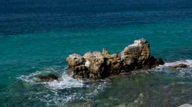 Baykal Gölü kıyısında duran kayalar. Kış mevsiminde buz gibi dalgalarla kayalık Olkhon Adası 'nın kayalık dağları Baykal Gölü' nün yanında. Yüksek kalite 4k görüntü