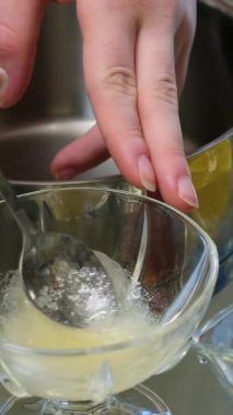 Paskalya pastaları için paskalya pastası. Paskalya için beyaz jelatin üzerine serpiştirilmiş yumurta beyazı. Adım adım pişirme süreci Noel ekmeği, Paskalya ekmeği, video seti