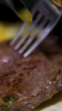 Bıçak ve çatalla pirzola kes. Lavaş omletle yemek ye. Yüksek kalite 4k görüntü