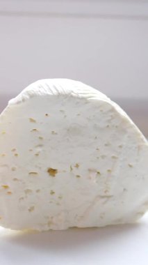 Şef, Feta Peynirini Pürüzsüz Küplere Kesiyor. Yüksek kalite 4k görüntü