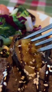 Patlıcanlı salata ızgara sebze salatası yemek masasında fırınlanmış sebze salatası. Yüksek kalite 4k görüntü
