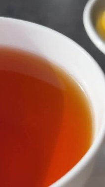 Dönen ahşap arka plan, çay ve limon dilimleri. Yüksek kalite 4k görüntü