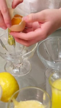 Pastacı Eller yumurtayı küçük bir kasenin köşesinde kırar, yumurta sarısını beyazdan ayırır ve yumurta sarısını yumurta kutusunun içine yerleştirir. Beyazları yumurta sarılarından ayır