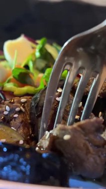 Patlıcan salatası. Maydanozla süslenmiş sağlıklı patlıcan salatasının üst görüntüsü. Patlıcan salatası, ızgara sebze salatası, ızgara salata. Biftek salatası çatalı