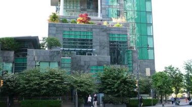 Vancouver şehir merkezindeki gökdelenler güneşli ve parçalı bir kış gününde çoklu cam gökdelenler. Döndürme atışı. Yüksek kalite 4k görüntü