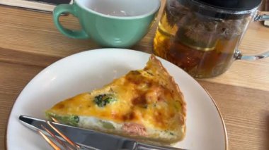 Koyu bir arka planda dönen masada tatlı bir turta. Yüksek kalite 4k görüntü