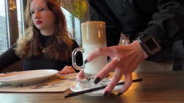 Cafe, garson ve not defteriyle müşteri menüsü siparişi yazma ve blog 'daki restoran için geri bildirim. Sosyal medya ve sunucu kontrolünde çalışan kahve dükkanı, hizmet ve kadın 