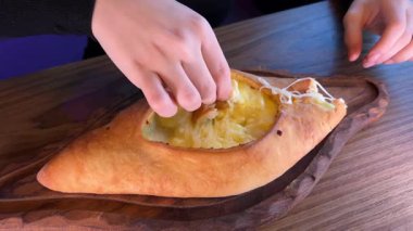 Ajarian khachapuri yumurtalı Gürcü peynirli turta. Yüksek kalite 4k görüntü