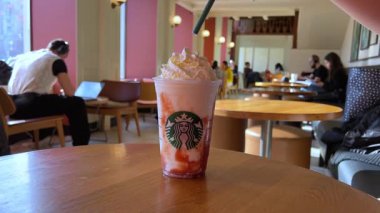 Starbucks Kafe 'de Frappuccino tatlandırıcı, müşteriye odaklan. Macaristan Budapeşte 01.02.2025 