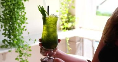 Yeşil Meyve Suyu, Antioksidan, Sağlıklı Meyve Suyu, Detoks İçeceği, Kilo Verme Sıvısı, Zayıflatıcı Meyve Suyu Besin Paketlenmiş Yeşillerle Serinletici Bir Kilo Verici İçeceği. Yüksek kaliteli FullHD görüntüler