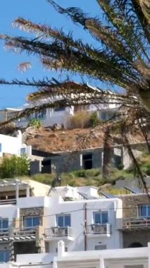 Yunanistan 'ın Mykonos voltaik güneş panelleri, sahile yakın yamaçtaki güzel, küp şeklinde beyaz villaların düz çatılarına kuruldu. Yüksek kalite 4k görüntü