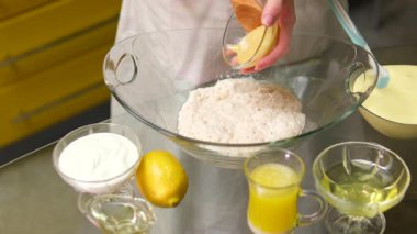 Hamuruna bal ekle. Mutfakta lezzetli tatil pastaları hazırlarken hamura bal ekliyor. Yüksek kalite 4k görüntü