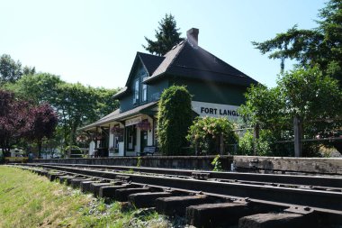 İstasyon tren istasyonları yeşillikler. Yüksek kalite 4k görüntü