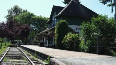 İstasyon tren istasyonları yeşillikler. Yüksek kalite 4k görüntü