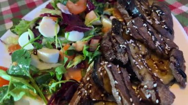 Bir tabak az yağlı biftek salatası. Patlıcan salatası, ızgara sebze salatası, ızgara et.