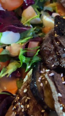 Bir tabak az yağlı biftek salatası. Patlıcan salatası, ızgara sebze salatası, ızgara et.