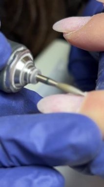 Ayak tırnaklarına dikkat etme sürecine yakın çekim. Bir kadın ayak tırnaklarını keserek ayaklarına bakar. Sağlık hizmeti, kadın vücudu hijyeni. Yüksek kalite 4k görüntü