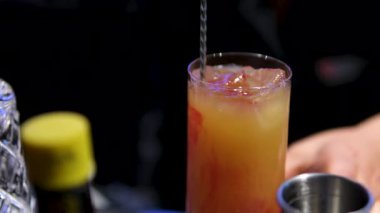 Barmen tarafından hazırlanan kokteyl bardaklarının yakın çekimi. Barmenin hazırladığı kokteyller. Barda kokteyl hazırlıyorum. Yüksek kalite 4k görüntü