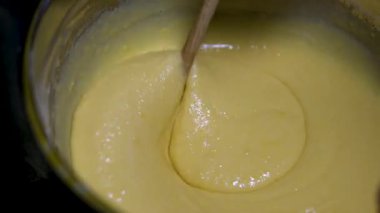 karıştırma, sarı yumurta, un, yemek, mutfak, tarif, hazırlık, aşçılık, malzemeler, lezzetli, mutfak, yemek, pişirme süreci, aşçılık becerileri, yemek hazırlığı,
