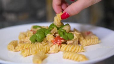 Restoranda pesto ve stracciatella peynirli makarna servis ediyorum. İtalyan mutfağı.