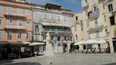 Korfu Yunanistan 'da Liston Caddesi, Ünlü Turist Yolu' nda Yürüyen İnsanlar. Korfu, Yunanistan 