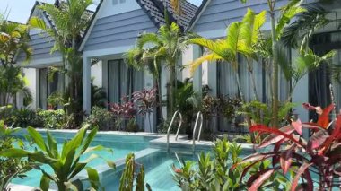 Geniş Açık Havuz Alanının Geri Çekilme Parıltısı Gölgeli Kumaş ile Güneş Işığı Yansıması. Gayrimenkul için evin dışı. Yüksek kalite 4k görüntü