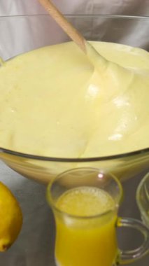 Fırın. Cam kasede limonlu pasta kremasını elektrikli mikserle döven bir kadının yakın görüntüsü. - Evet. Yüksek kalite 4k görüntü
