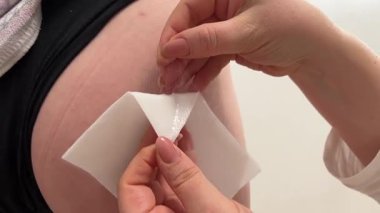 Bir kadın kayropraktik uzmanı tıbbi bir ziyaret sırasında yaşlı bir hastanın sağ kolundaki duyusal sinirlere elektriksel uyarı uygulamak için tıbbi ekipman kullanır. Yüksek kalite 4k