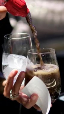 Buzlu kola bardağını doldurmaya yakın. Buzlu buzlu gazoz. Lezzetli bir kola iç, yakınlaştır. Yüksek kalite 4k görüntü