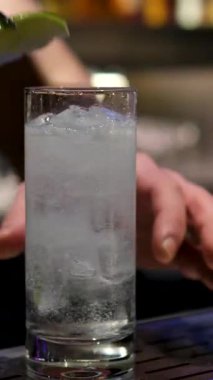 Barmen bir gece kulübündeki bir partide kokteyl hazırlıyor. Yüksek kalite 4k görüntü