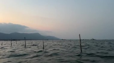 Gün batımının ya da güneşin doğuşunun güzel manzarası. Yaz sahili manzarası, tatil ya da tropikal gezi. En iyi plajların deniz manzaraları, yumuşak kum ve sakin okyanus. Yüksek kalite 4k görüntü