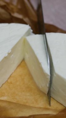 Bıçakla kesilmiş beyaz küflü Camembert peyniri. Yakın plan.